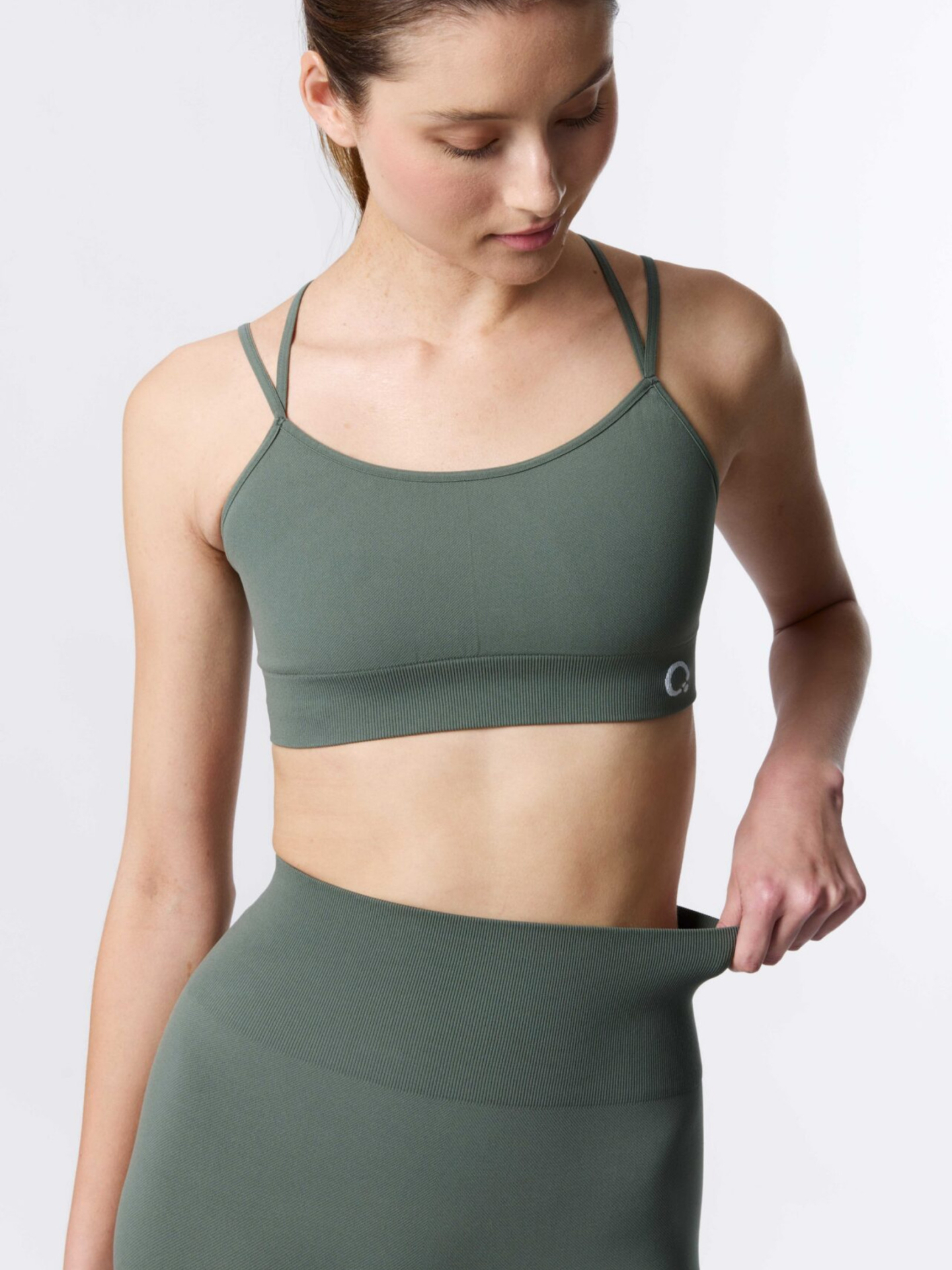 Ahlunea Croisette Cross Top Olive Look CROISETTE cross-front sports bra full look in Olive – ahlunea